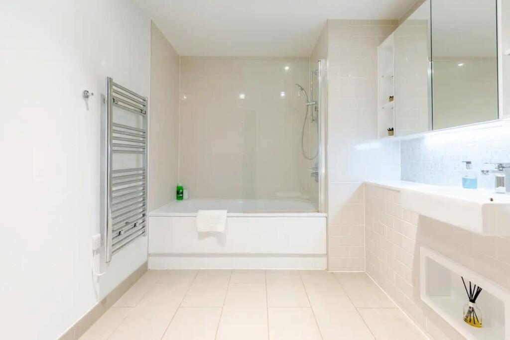 Superb 1 Bedroom Apartment 3Mins From Tube Station London Luaran gambar